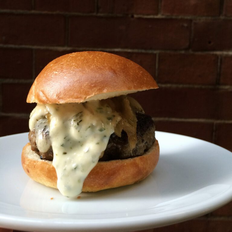 5 Napkin Burger recept met gekarameliseerde uien