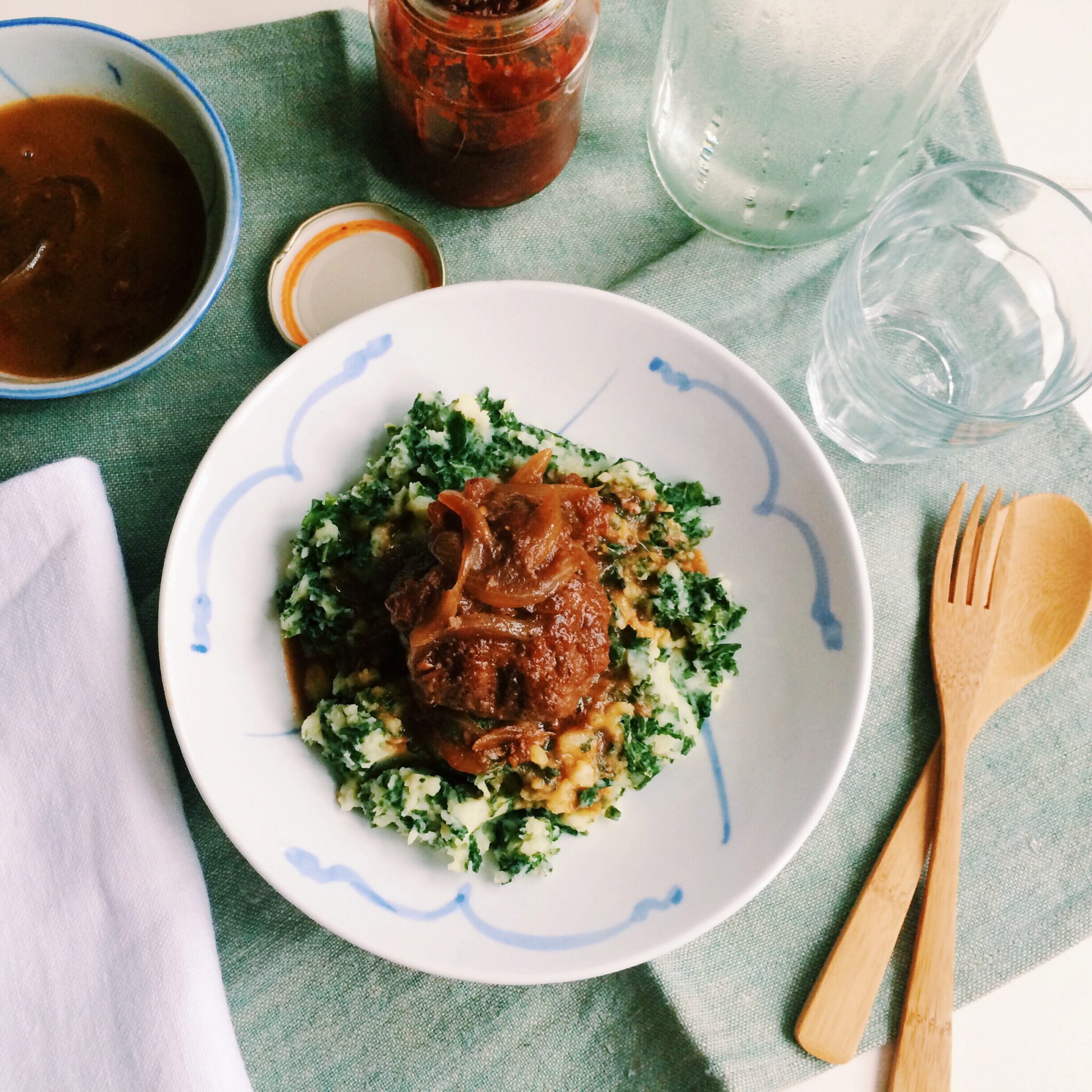 Boerenkool stamppot met een Indische gehaktbal