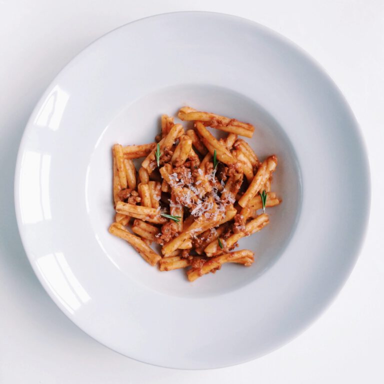 Goddelijke pastasaus met worst en venkel en tomaat