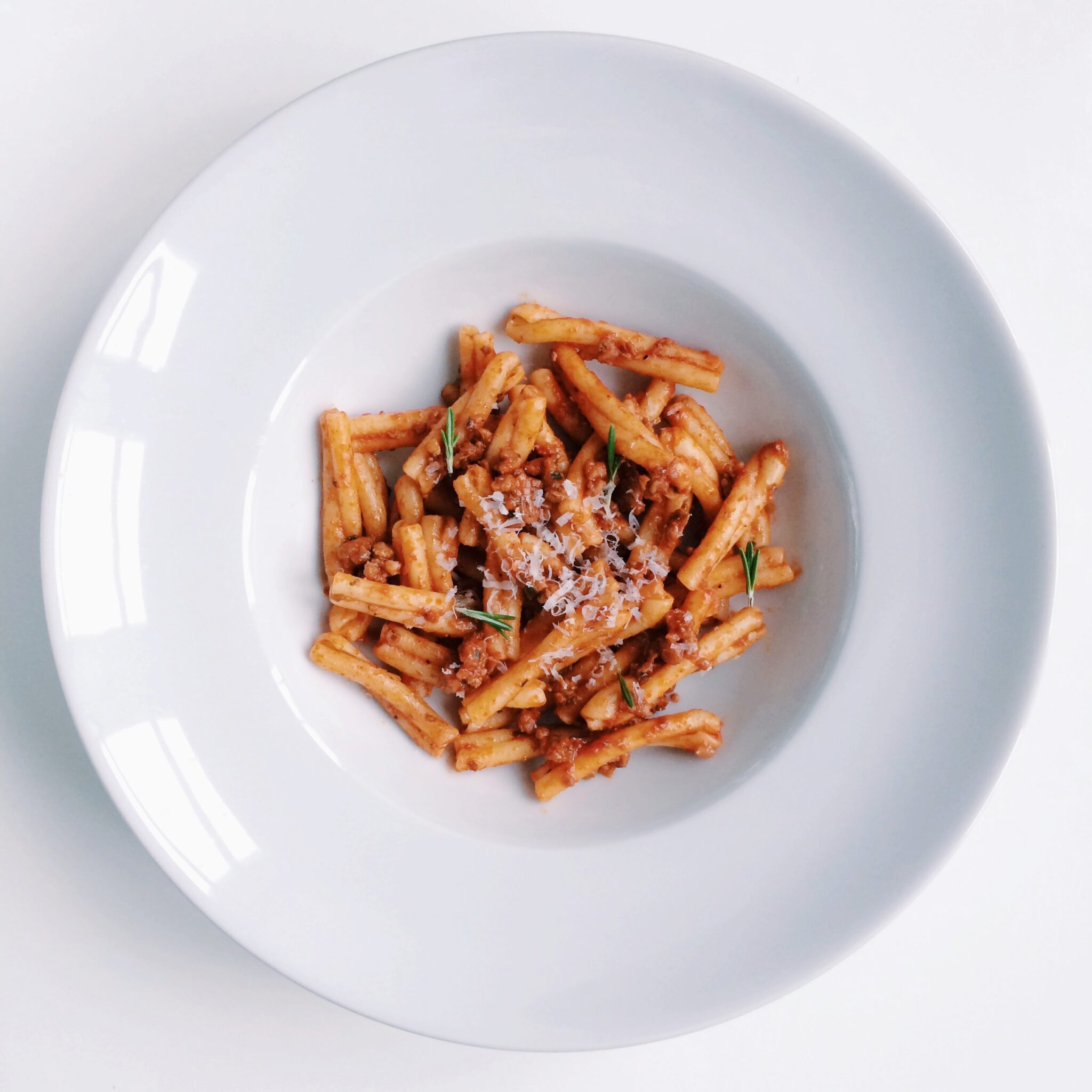 Goddelijke pastasaus met worst en venkel en tomaat