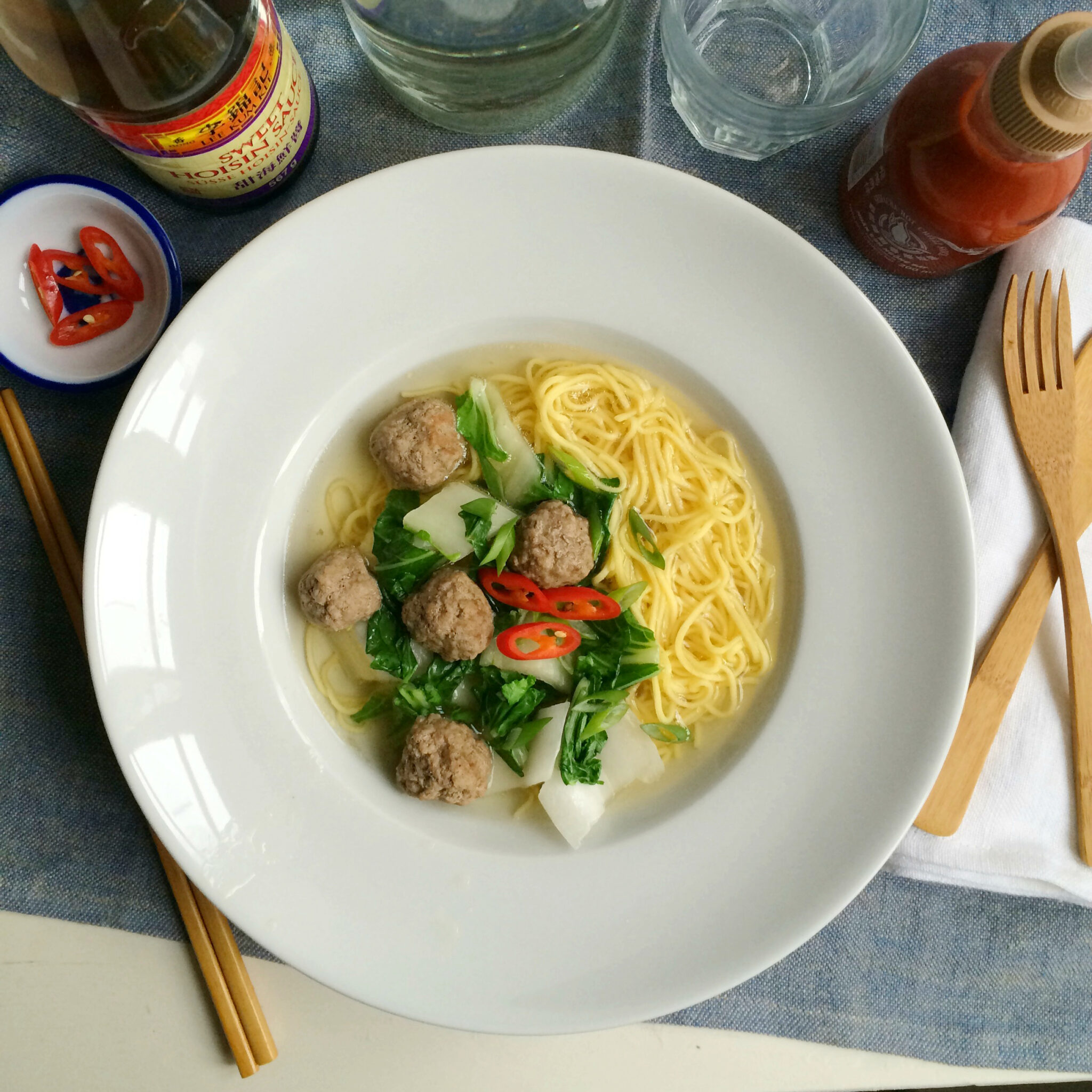 Aziatische Noedel soep met balletjes