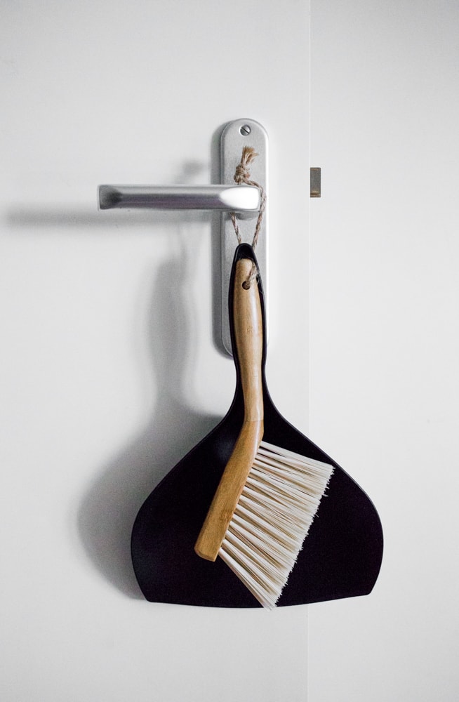 keuken opruimen stoffer blik zwart