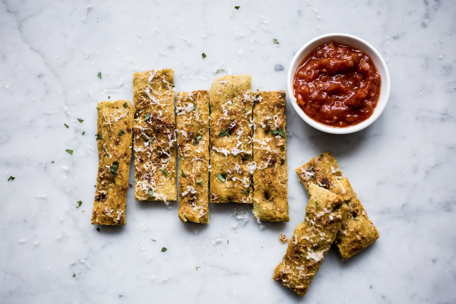 pizza sticks met mexicaanse salsa
