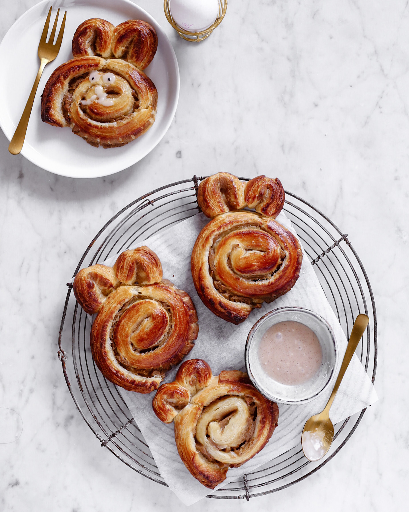 Paashaasjes van kaneelbroodjes