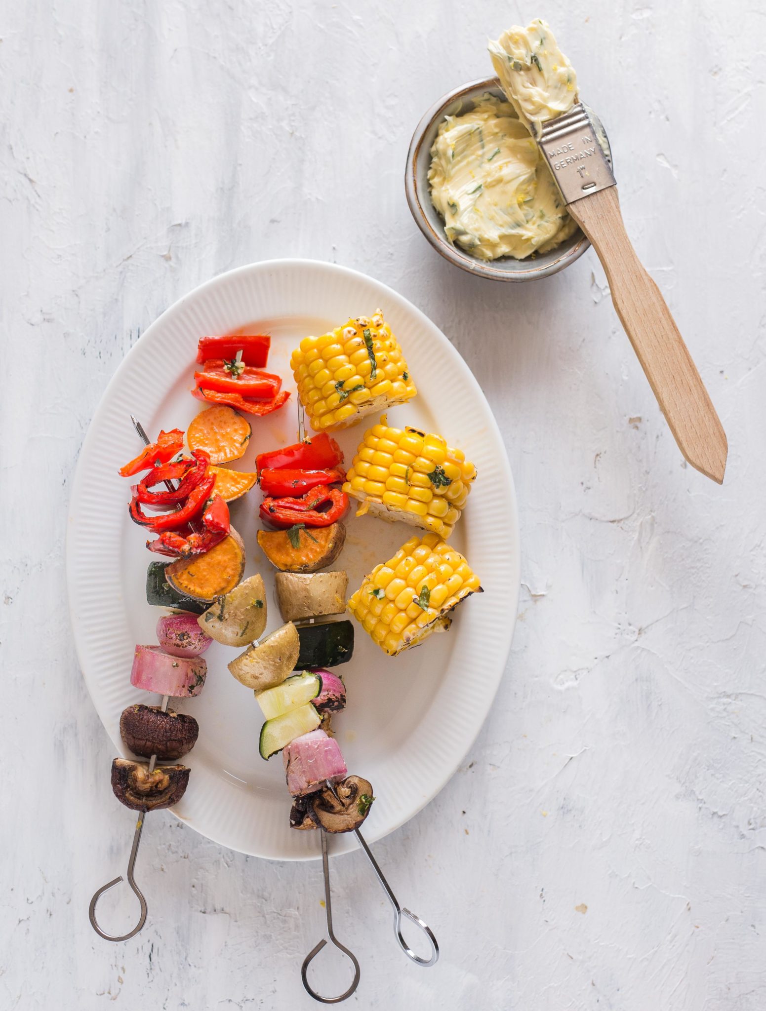 Regenboog groentespiezen met plantbased kruidenboter