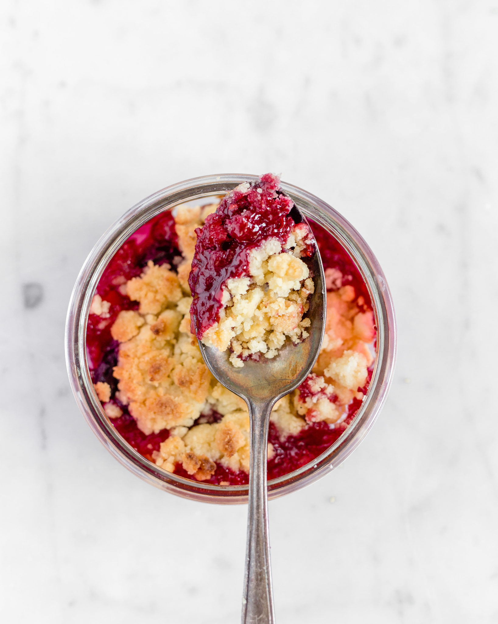 Warme rood fruit crumble – Fruit kruimel dessert