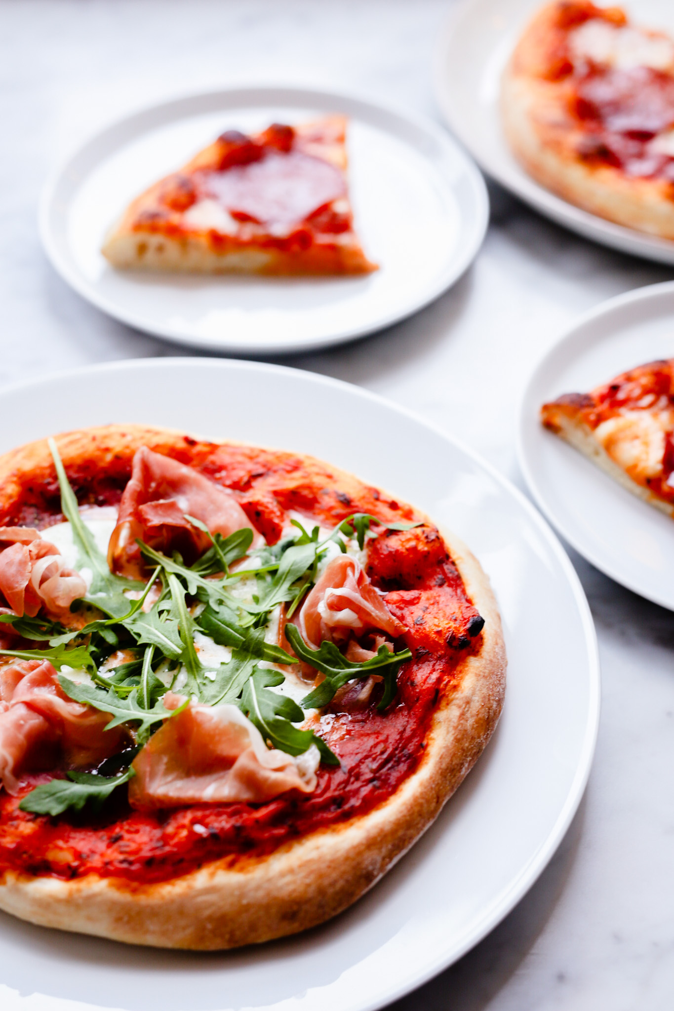 Pizza tartufo: tomaat, truffelmascarpone,  parma ham en rucola