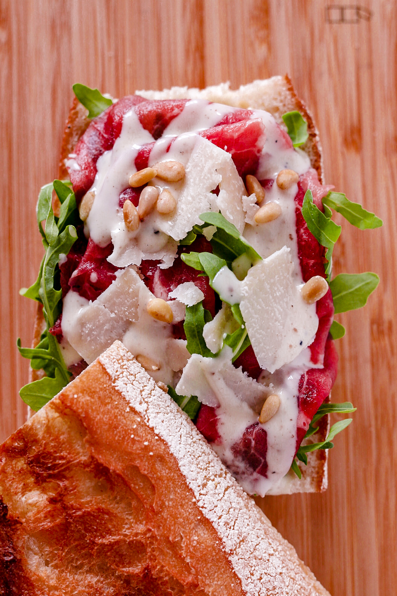 Broodje carpaccio met truffelmayo