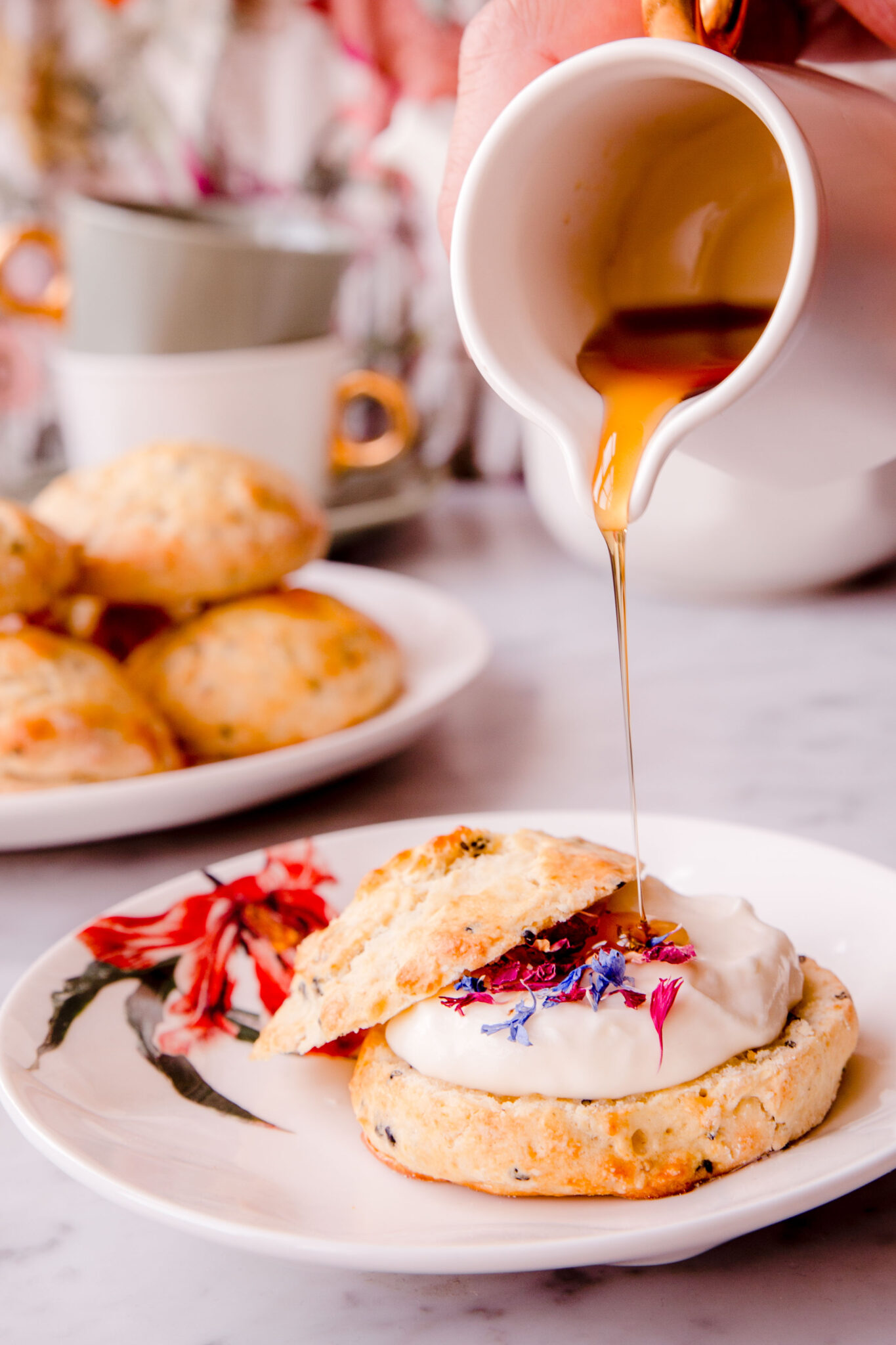 Scones met zwarte sesam en yuzu room