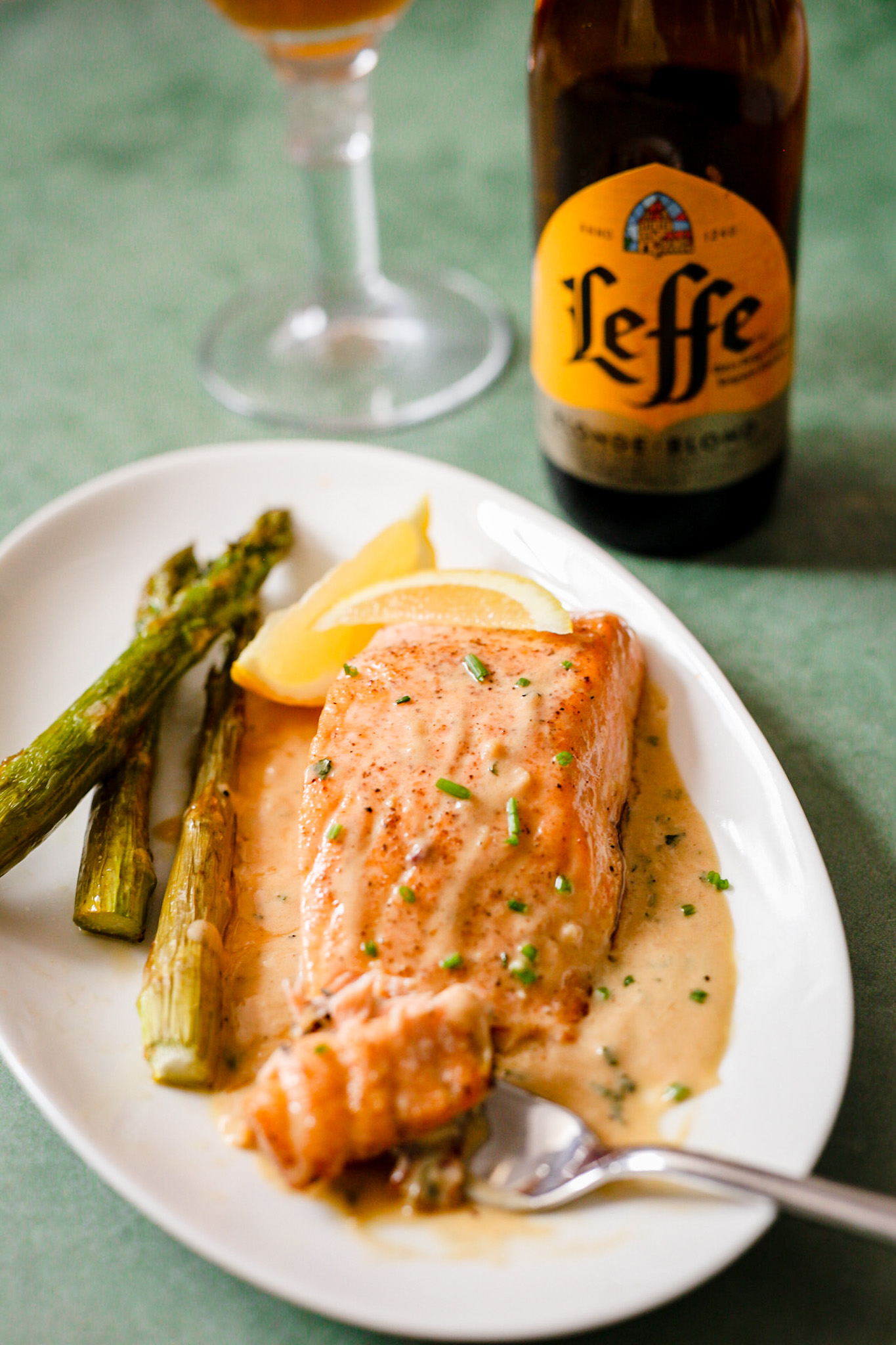 Zalmfilet met een romige citroen saus