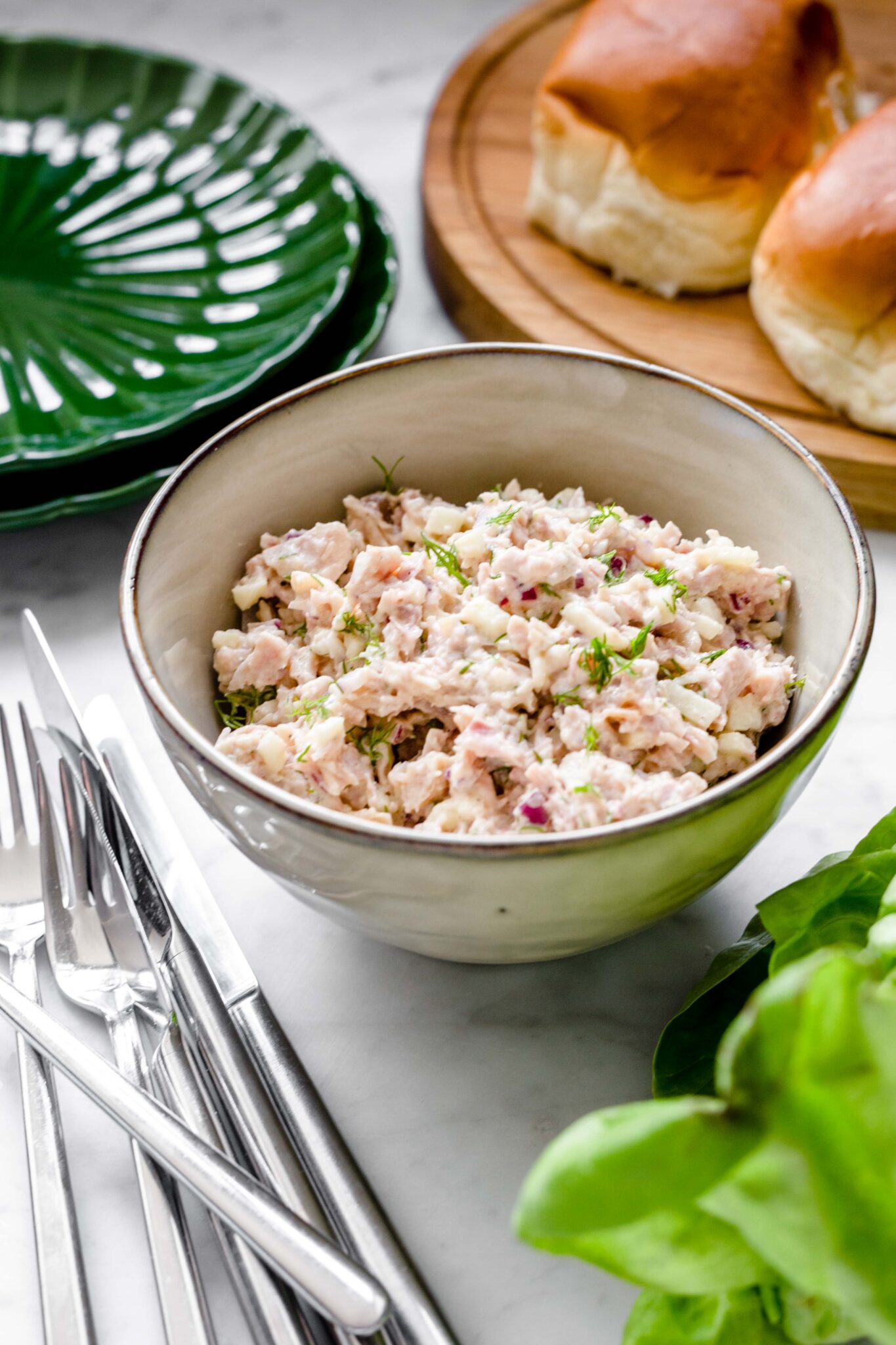 Zelfgemaakte kipsalade voor op brood, de lekkerste