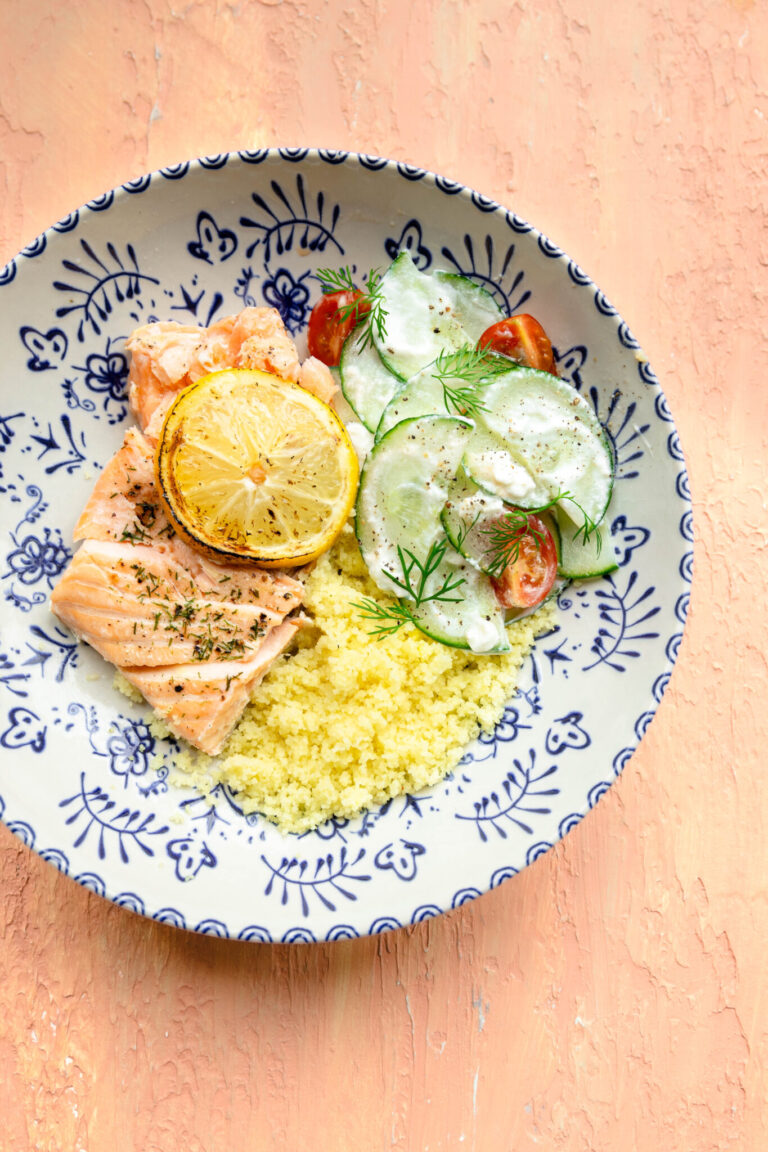 Zalm uit de oven met couscous en frisse komkommersalade – Gezond en makkelijk recept