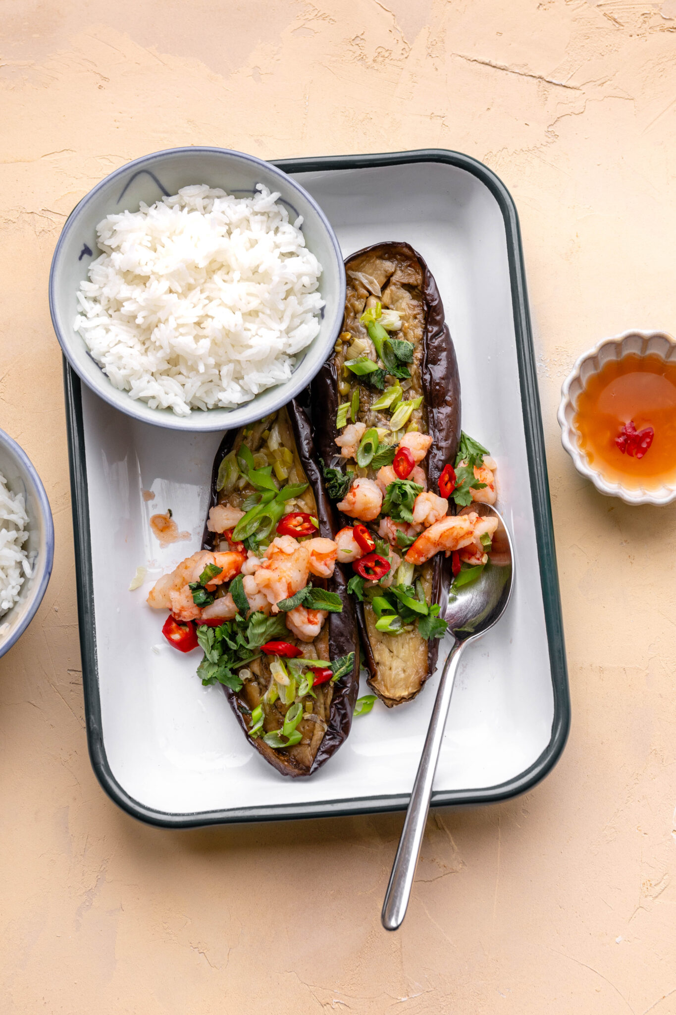 Vietnamese aubergine met bosui olie en garnalen